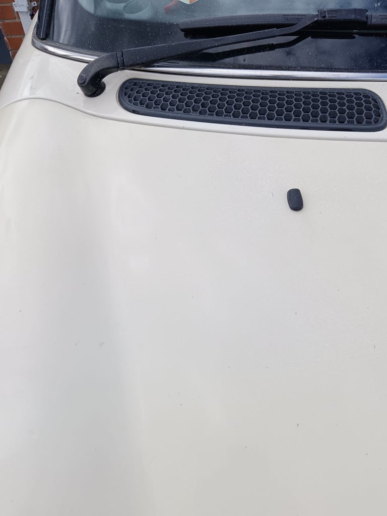 Mini R50 pepper white bonnet and grill, grill is loose,