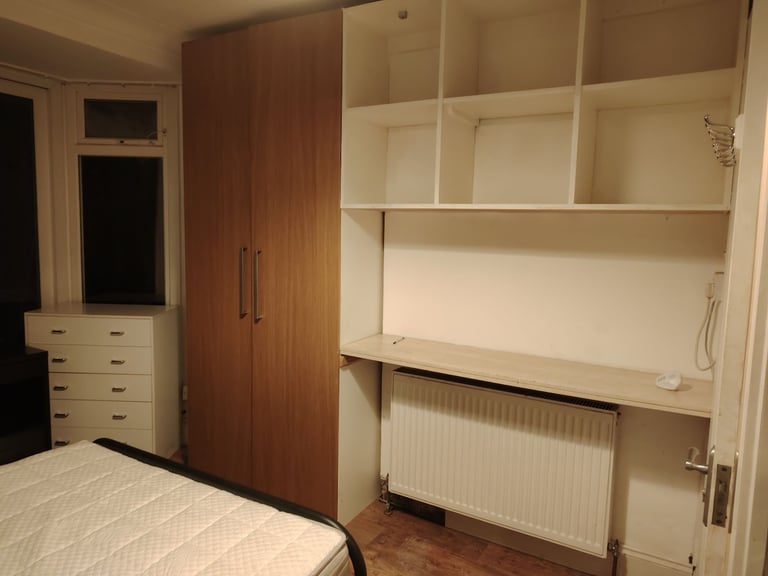 image for Ensuite double room in Colindale tube station