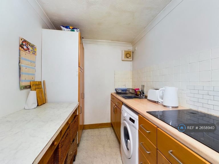 2 bedroom flat in Windsor Drive, High Wycombe, HP13 (2 bed) (#2658940)