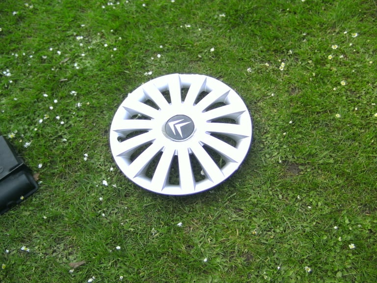 RARE,GENUINE CITROEN 14 INCH WHEEL TRIM,BLACK CENTRE,CHROME RING,C/W RETAINING RING TO FIT IT