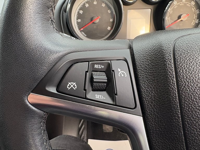 2015 Vauxhall Meriva Tech Line 1.4i 100PS MPV Petrol Manual