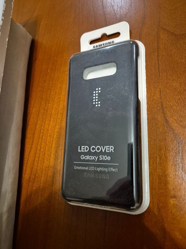 Official Samsung Galaxy S10e LED Cover – with LED Display and Light Show – Black