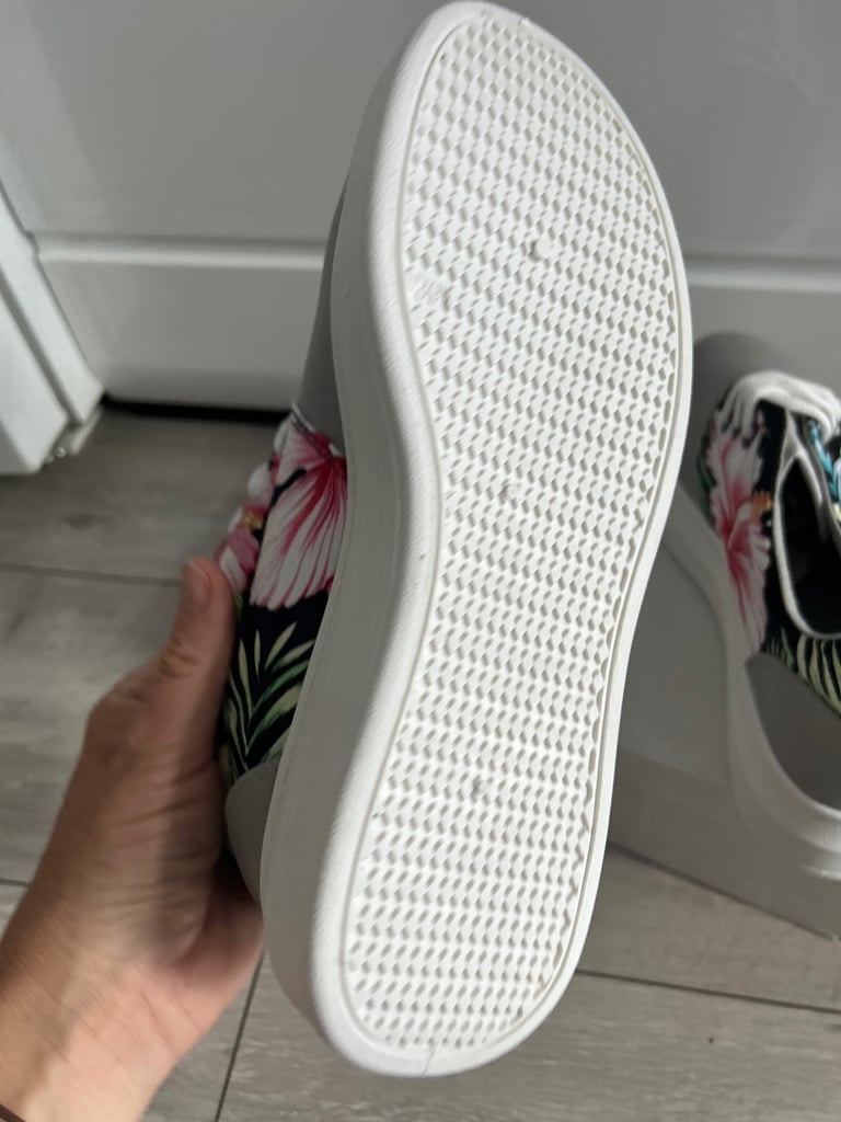 Brand new women trainers size 6 grey