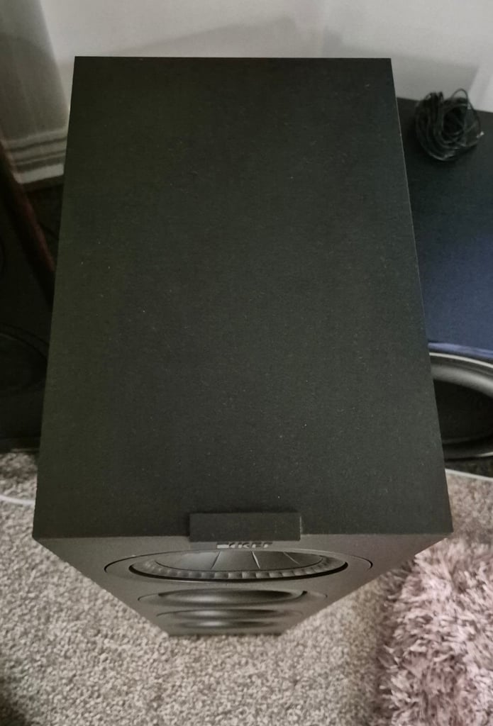 Kef q550 floorstanding speakers in black