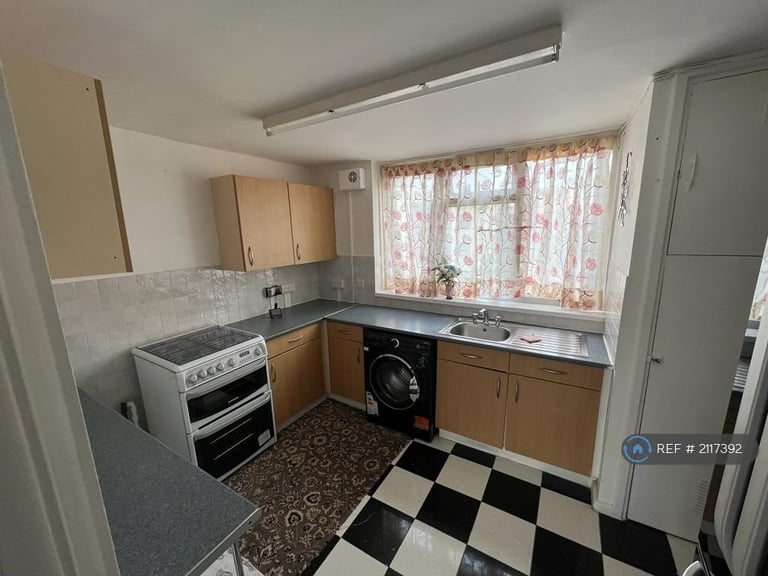 3 bedroom flat in Glebelands Road, Feltham, TW14 (3 bed) (#2117392)