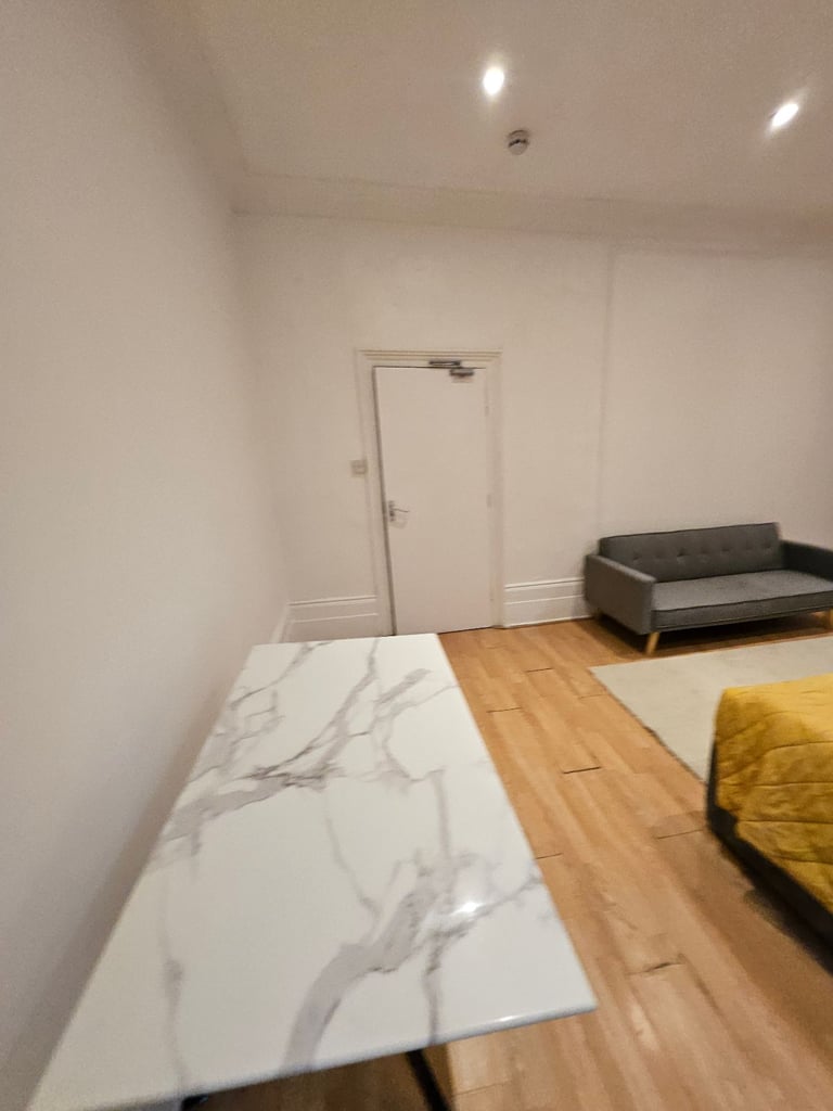 Spacious Bedroom for Holiday Rental – Hackney, London