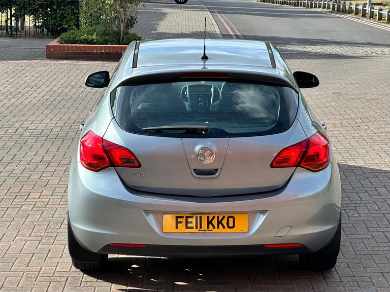 2011 Vauxhall Astra 1.4 16v Exclusiv Euro 5 5dr HATCHBACK Petrol Manual