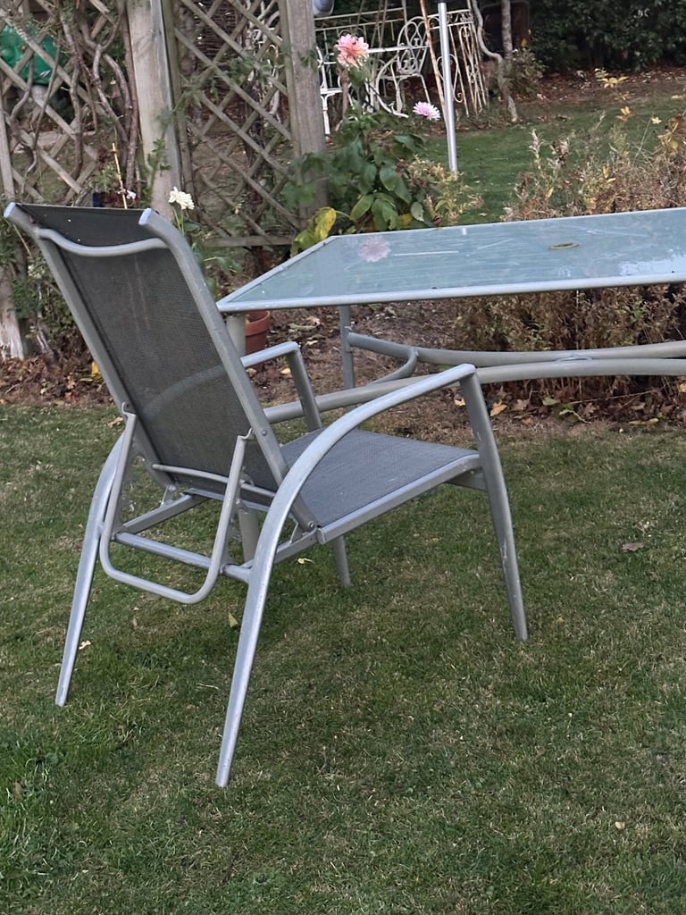 Garden table and 6 matching chairs