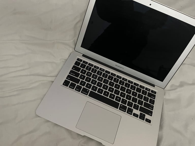 Apple MacBook Air 13 inch core i5 128gb ssd