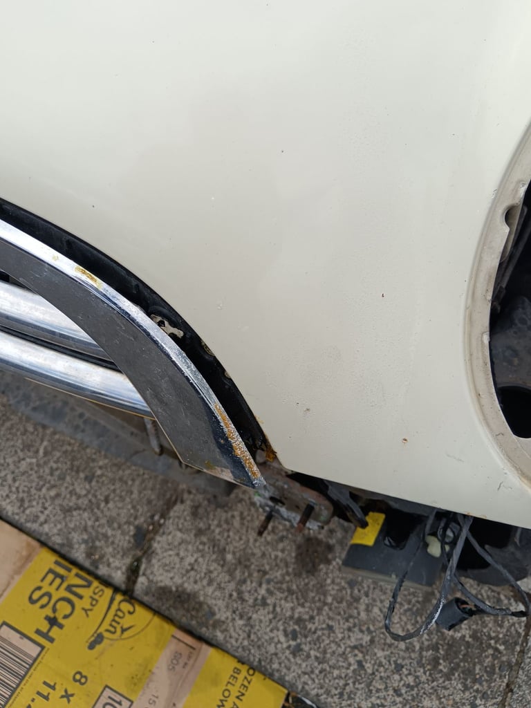 Mini R50 pepper white bonnet and grill, grill is loose,