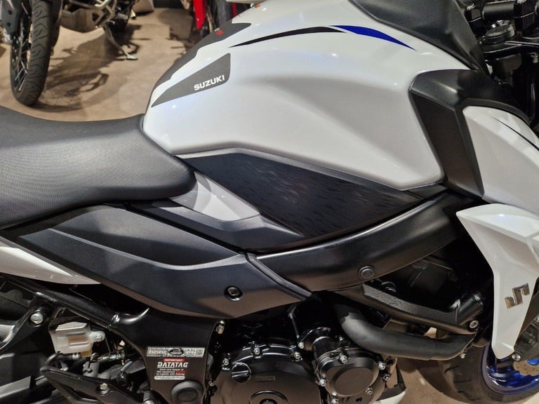 SUZUKI GSXS 750 IN WHITE