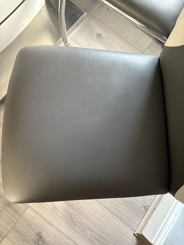 Extendable dining table with 6 chairs 