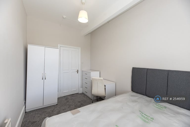 2 bedroom flat in West Cromwell Road, London, SW5 (2 bed) (#2546159)