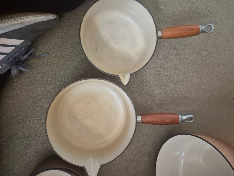 Lecrueset cast iron saucepan set