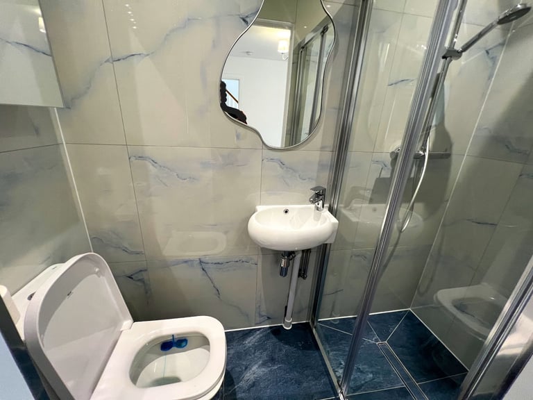 Out class spacious 5 bedrooms semi-detached house in Bakingside, Ilford --Company let allowed