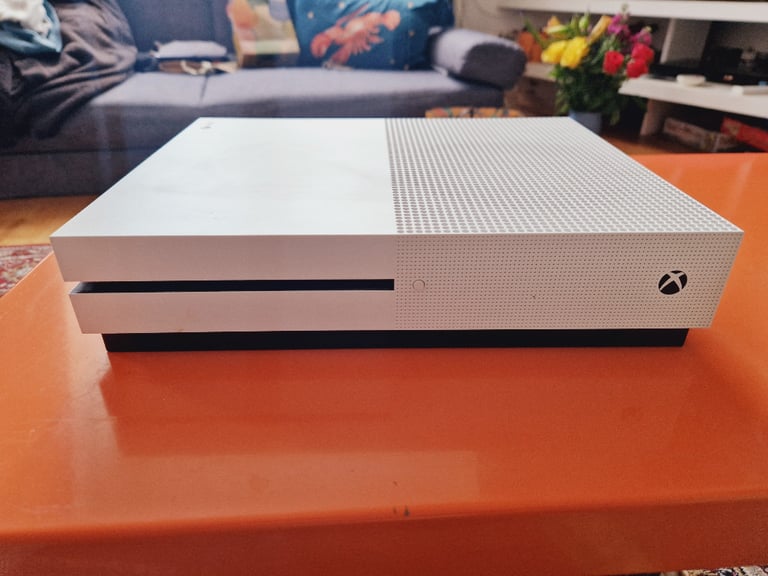 Xbox One S, Disk edition, 500gb, with 2 controllers