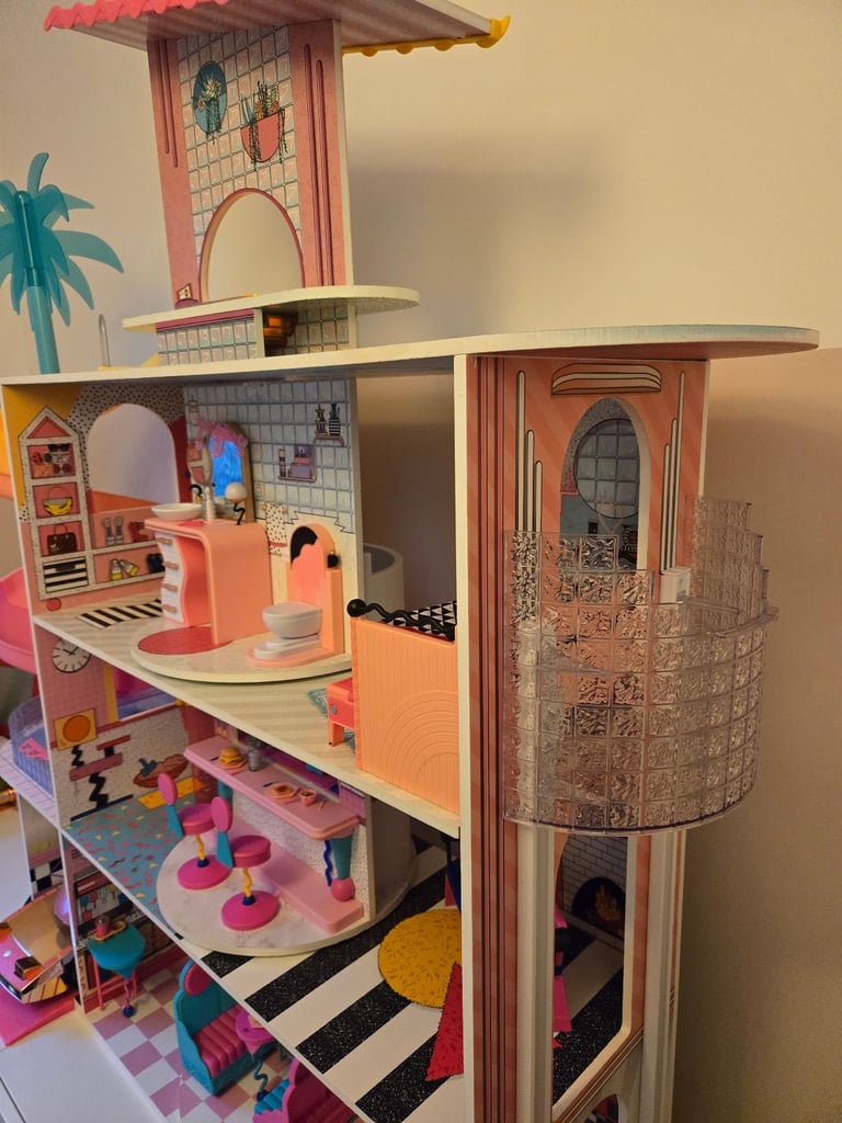 LOL Surprise! Fashion Dolls House of Surprises and LOL Surprise! Car-Pool Coupe