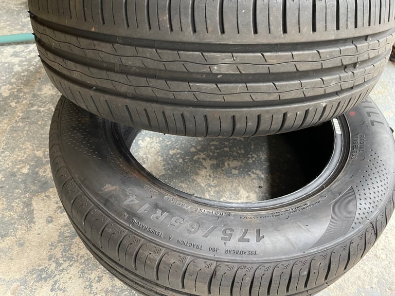  2 x nearly new tyres 