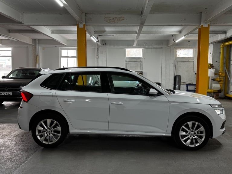 One Owner | Rear parking sensors| Apple Car play