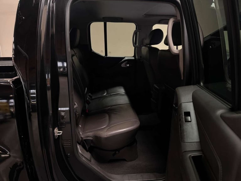 2011 Nissan Navara Double Cab Pick Up Tekna 2.5dCi 190 4WD PICK UP DIESEL Manual