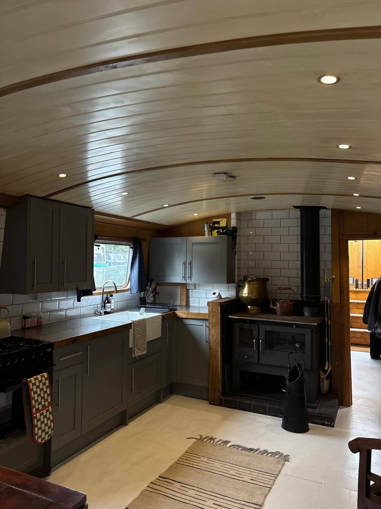 Large Widebeam boat - 2 bedrooms - 2 bathrooms, incl an ensuite - all bills incl - E14 5RB