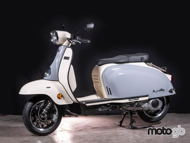 Royal Alloy TG 125cc S a Modern Classic Retro Automatic Moped Scooter