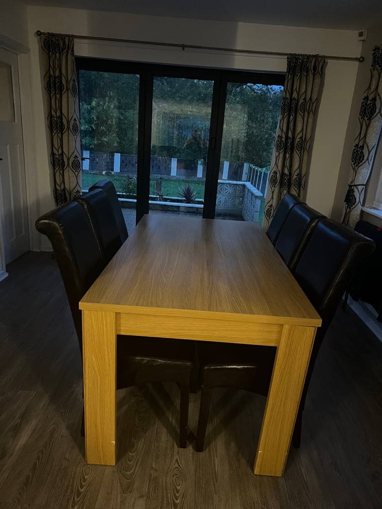 Dining table and 6 Chairs 