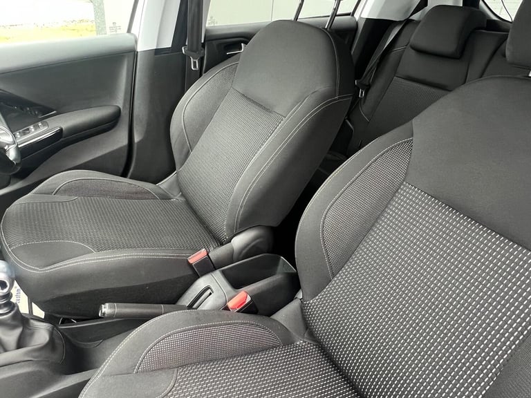 PEUGEOT 208 1.2 PureTech Tech Edition White Manual Petrol 2019