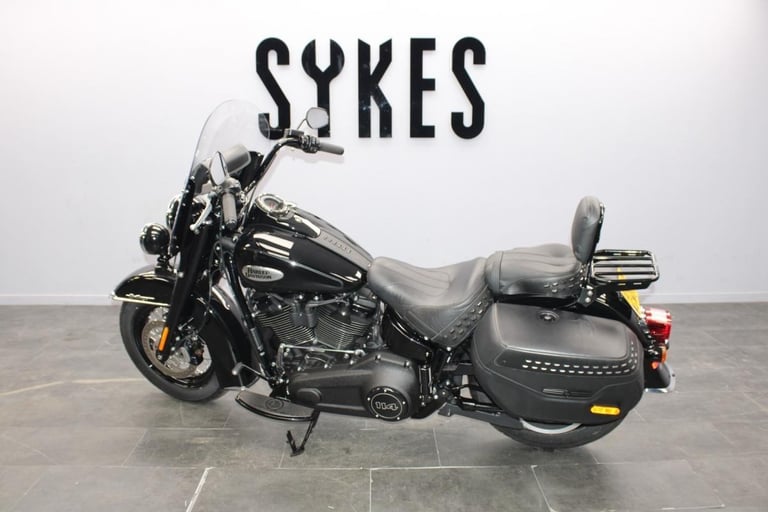 2024 Harley-Davidson FLHCS Heritage Softail Classic in the Vivid Black 