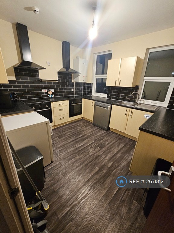 8 bedroom house in Wilbraham Road, Manchester, M14 (8 bed) (#2671812)