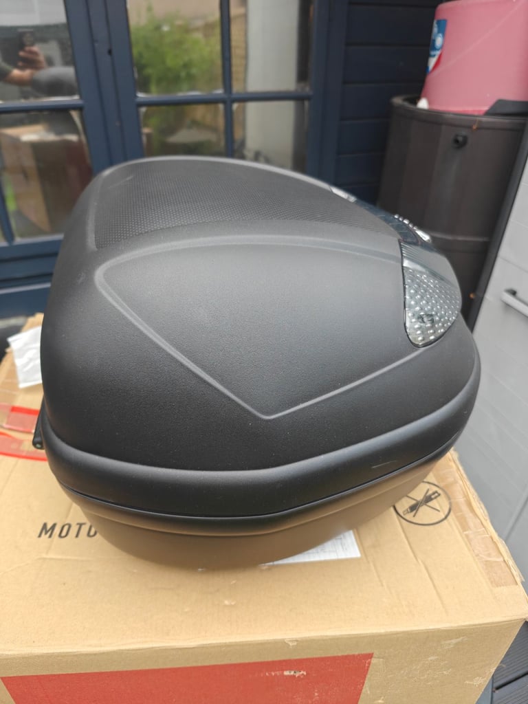 Givi E340NT2 Vision Monolock Top Case - 34 Litre with mounting plate