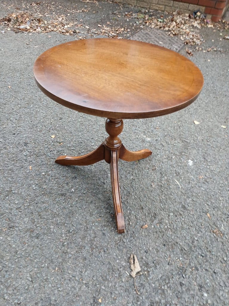 Lovely Mahogany Bevan Funnell Side Table