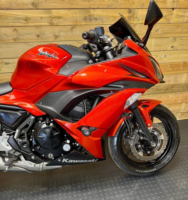 Kawasaki EX 650 Ninja / 2017 model / only 4568 miles!