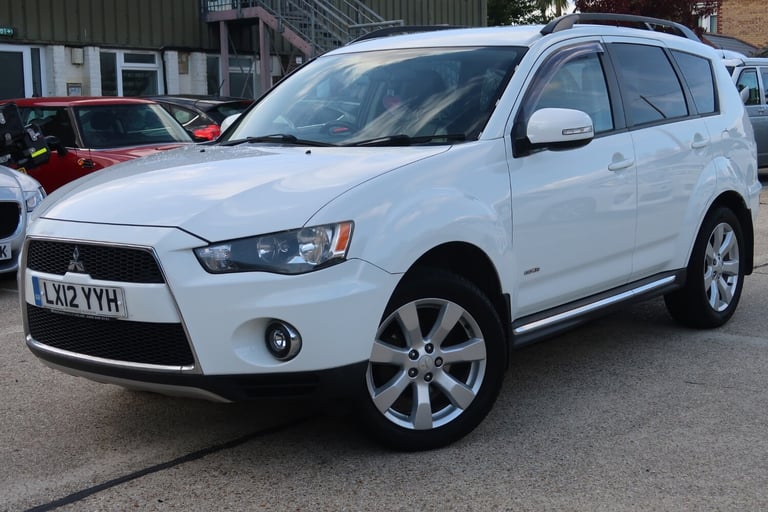 2012/12 White Mitsubishi Outlander 2.2 DI-D GX3 5dr 2WD 7 Seat