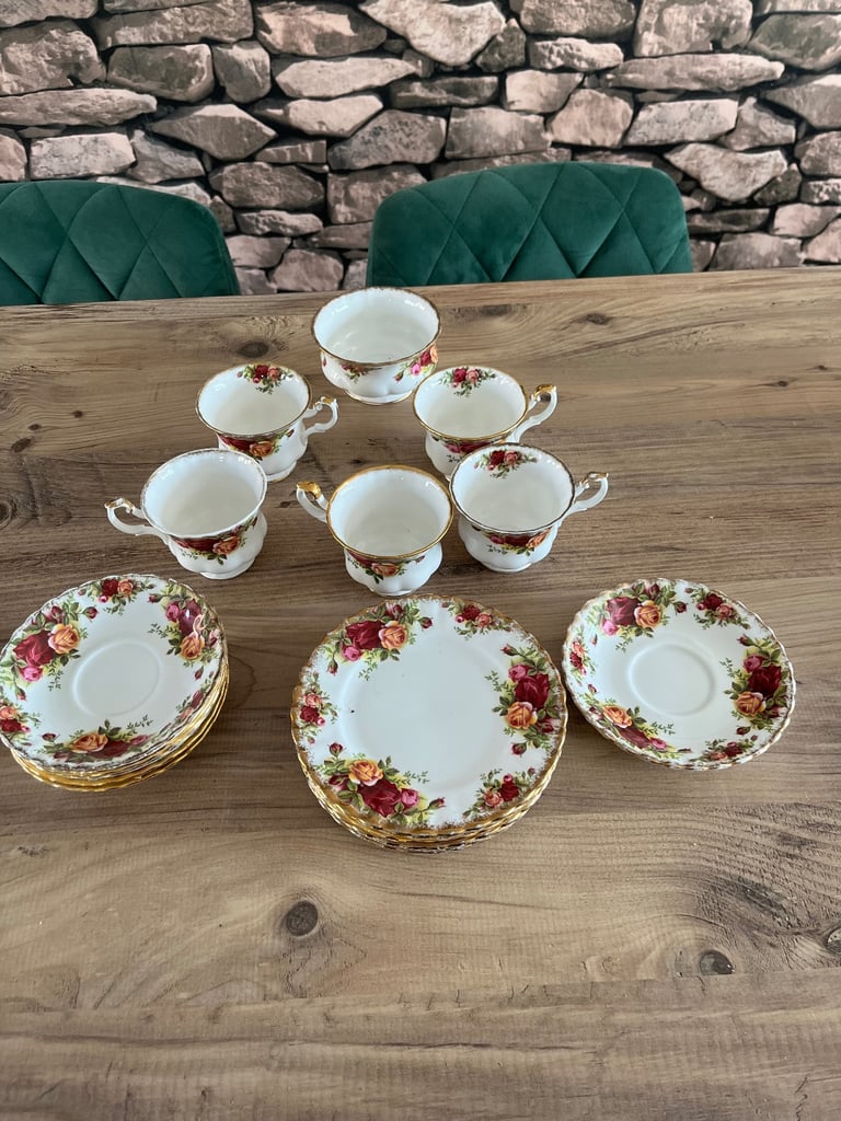 image for Vintage royal albert joblot - old country roses - 5 saucers plus bowl and extra plates