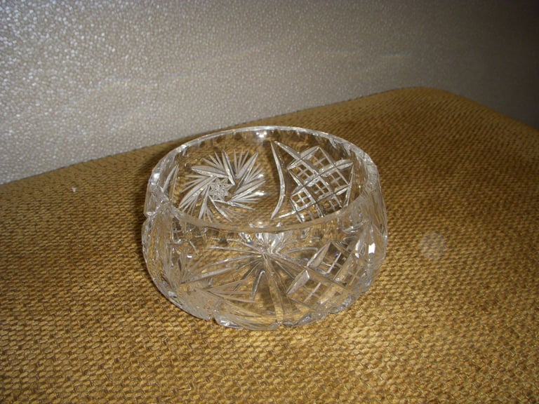 image for Pretty crystal bowl approximately 12.5cm diameter and 5 cm high - heavy