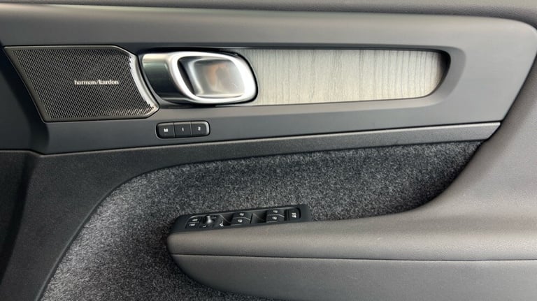 2024 Volvo XC40 Ultra, B3 Mild hybrid, Petrol, Bright (360 camera, Heated Windscreen) Estate Petr...