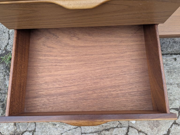 VINTAGE DRESSING TABLE/BEDROOM UNIT - FREE DELIVERY!