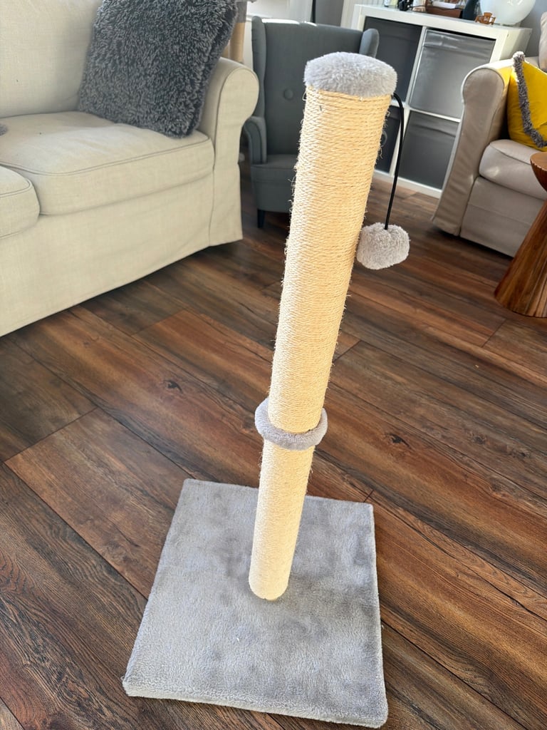 Tall scratch post