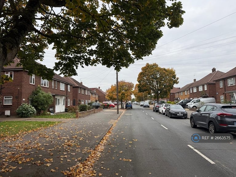 2 bedroom flat in Lansbury Drive, Hayes, UB4 (2 bed) (#2663575)