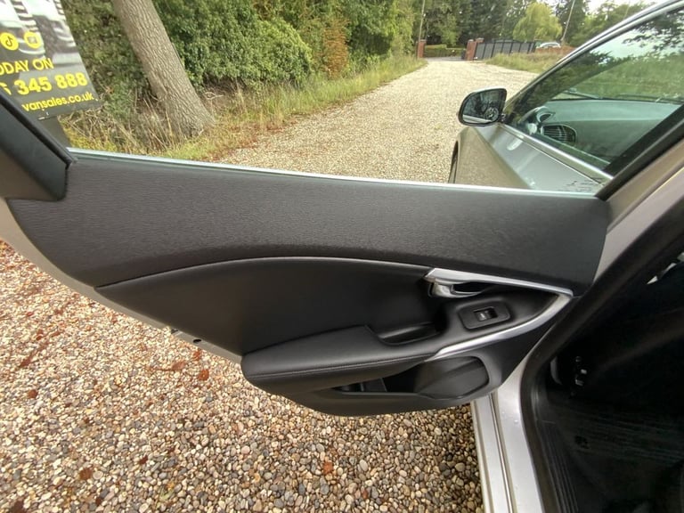 2014 Volvo V40 1.6 D2 SE Lux Nav Hatchback 5dr Diesel Manual Euro 5 (s/s) (115 ps) Hatchback Dies...