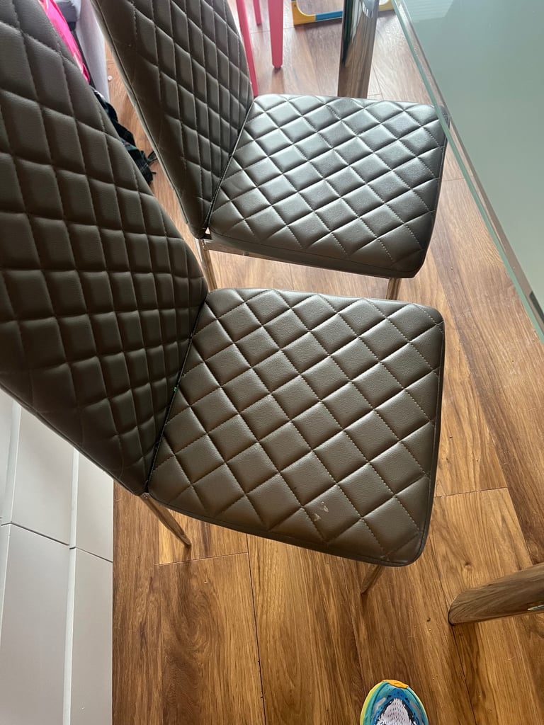 Glass extendable table and 4 chairs 