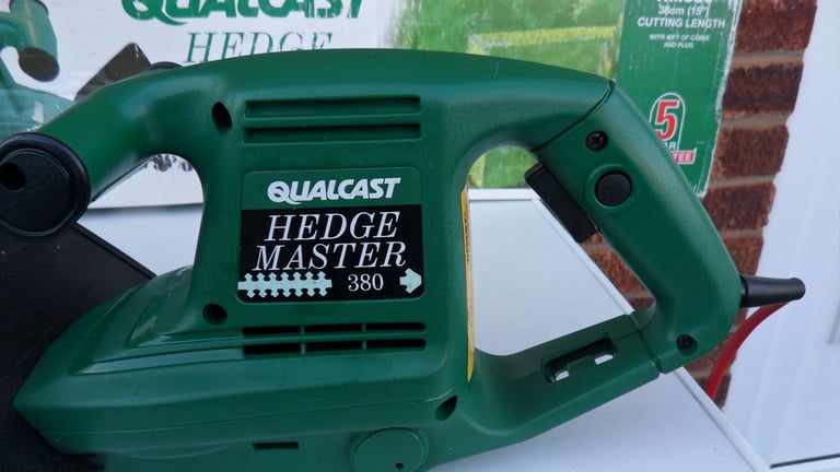 QUALCAST HM380 HEDGE MASTER CORDED 230V 350W complete with original box.