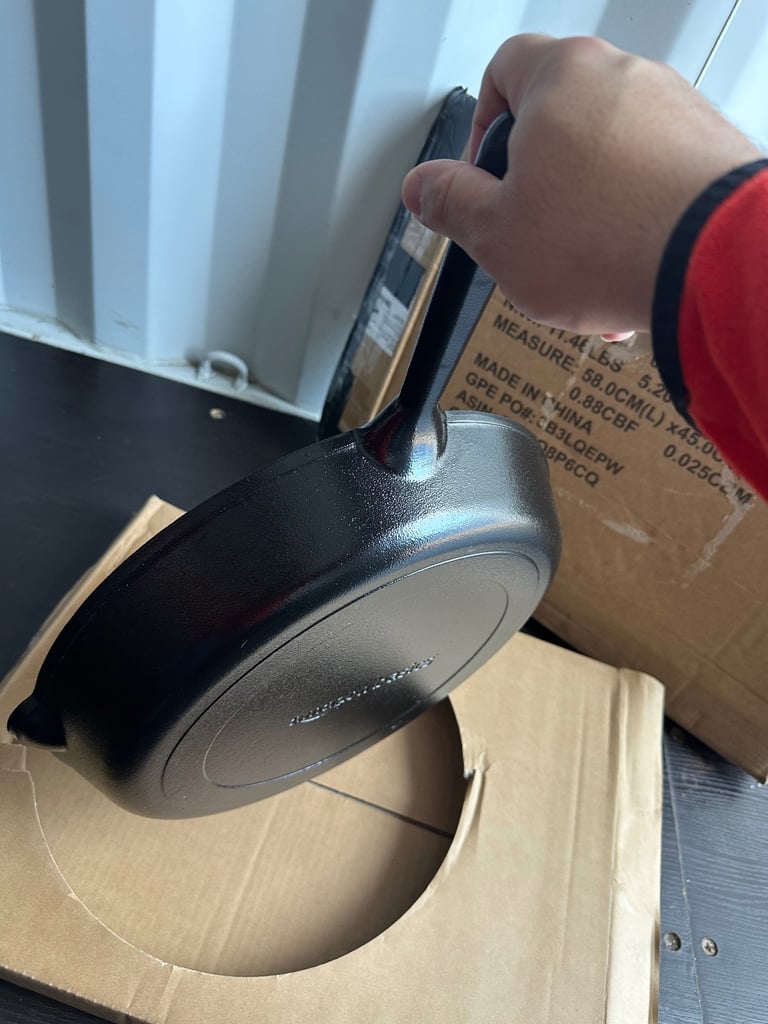 Amazon Basics Pre-Seasoned Cast Iron Skillet 38.1cm Heavy Duty Cooking Pan