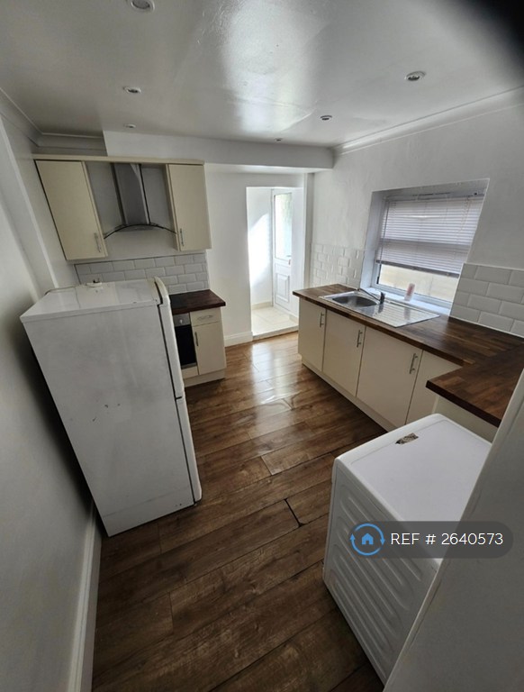 1 bedroom flat in Luton Road, Chatham, ME4 (1 bed) (#2640573)