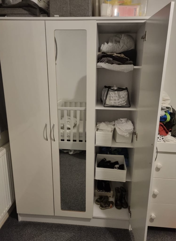 Triple wardrobe with mirror 