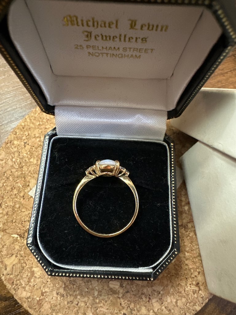 18ct gold opal and diamond ring