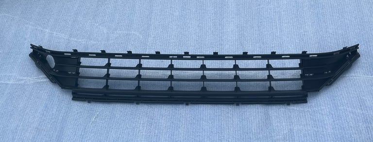 GENUINE VW GOLF  BUMPER LOWER CENTER GRILLE BLACK TRIM