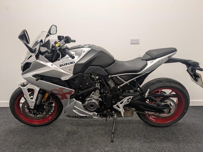 SUZUKI GSX8R ** FULL DOCUMENTED SERVICE HISTORY - QUICK SHIFT - BOTH BOOKS **