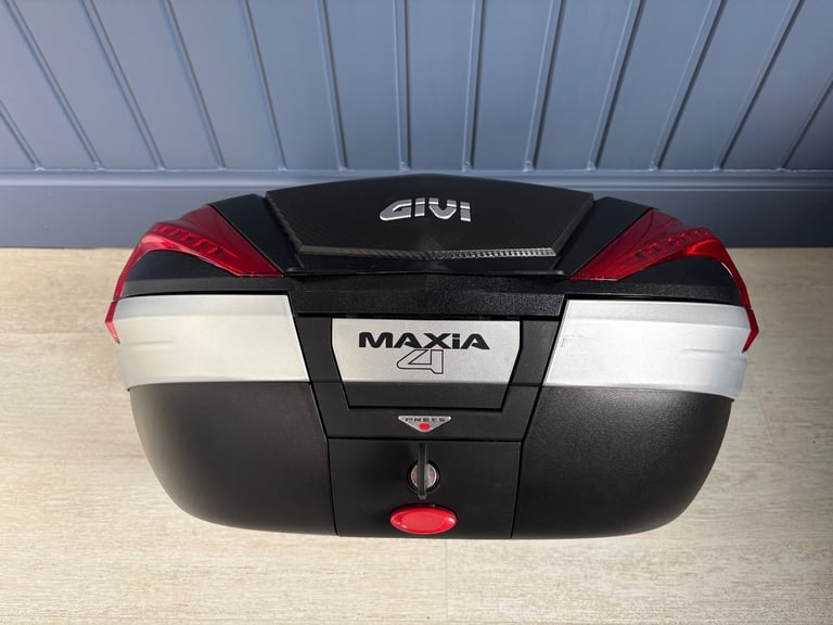 Givi Maxia 4 top box with back rest for BMW R1200 adapter